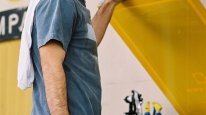 кадри з фільму Продавщиця