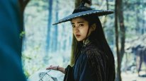 кадри з фільму Прибулець 2: назад у майбутнє