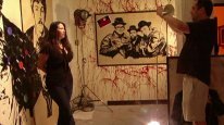 кадри з фільму Вихід через сувенірну крамницю