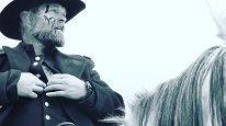 кадри з фільму Ворожа територія
