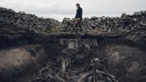 кадри з фільму Безплідна земля