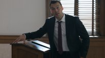 кадри з серіалу Тягар істини