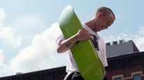 кадри з фільму Лео Бейкер: Тримай рівновагу