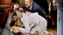 кадри з фільму Аеропорт '77