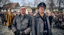 кадри з фільму Кров і золото