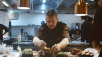кадри з серіалу UniverXO: Кулінарний світ Дабіса Муньоса