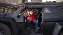 кадри з фільму Погоня за ураганом