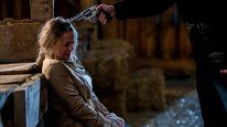 кадри з фільму Материнство / Прокляття матері: Схованки на виживання
