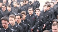 кадри з фільму На крок позаду серафима