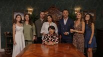 кадри з серіалу Стукіт