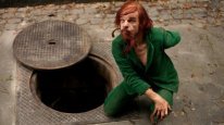 кадри з фільму Корпорація «Святі мотори»