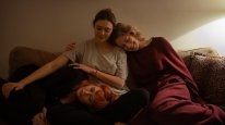 кадри з фільму Його три доньки