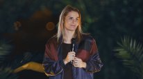 кадри з фільму Гейзел Брюґґер: Тропічне шоу