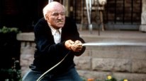 кадри з фільму Сусіди по кімнаті, або невгамовний дід