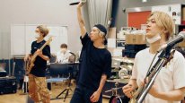 кадри з фільму ONE OK ROCK: Підкинути монетку