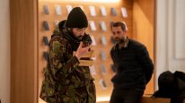кадри з фільму Заручник у магазині Apple