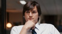 кадри з фільму Джобс: Імперія спокуси