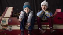 кадри з фільму Санта i компанiя
