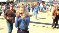 кадри з фільму Селище проклятих