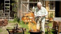 кадри з фільму Сторічний старий, який виліз у вікно і зник