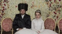 кадри з серіалу Неортодоксальна