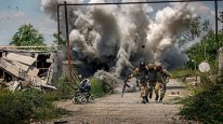 кадри з фільму Україна. 100 днів над прірвою