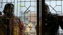 кадри з фільму Анхон Дехі / Через власні очі