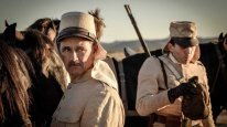кадри з фільму В очікуванні варварів