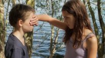 кадри з фільму Дівчисько