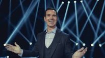 кадри з фільму Джиммі Карр: Природжений вбивця
