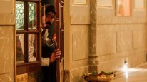 кадри з фільму Готель Мумбаї