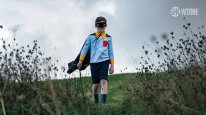 кадри з серіалу Людина, яка впала на Землю